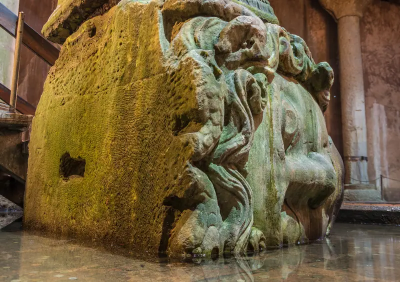 Yerebatan Sarnıcı — Medusa başı