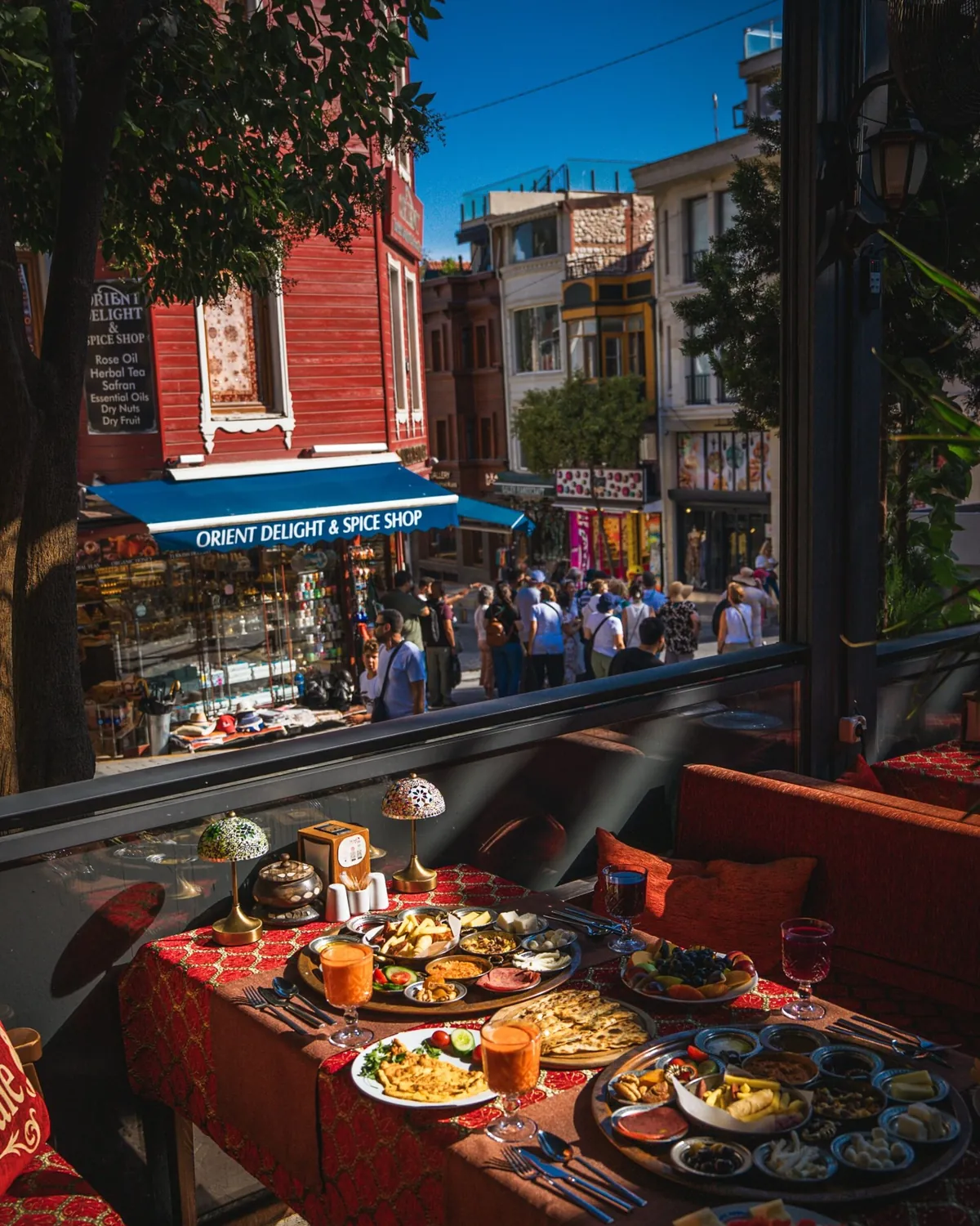 Une table dans le jardin du Meşale donnant sur le bazar Arasta