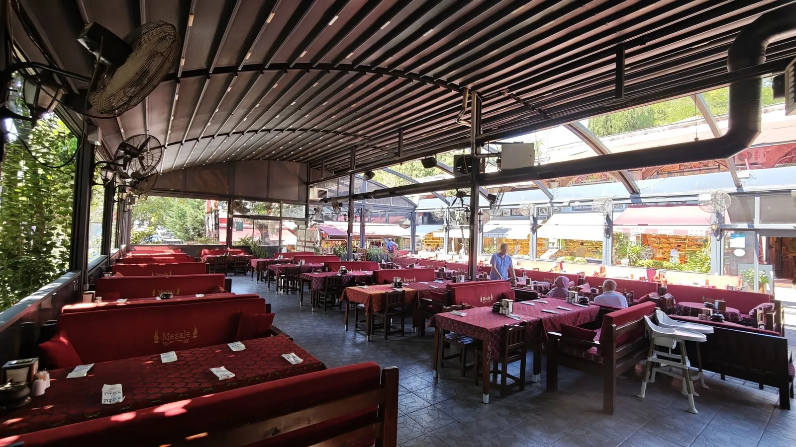La scène dans le jardin, entourée de tables dressées
