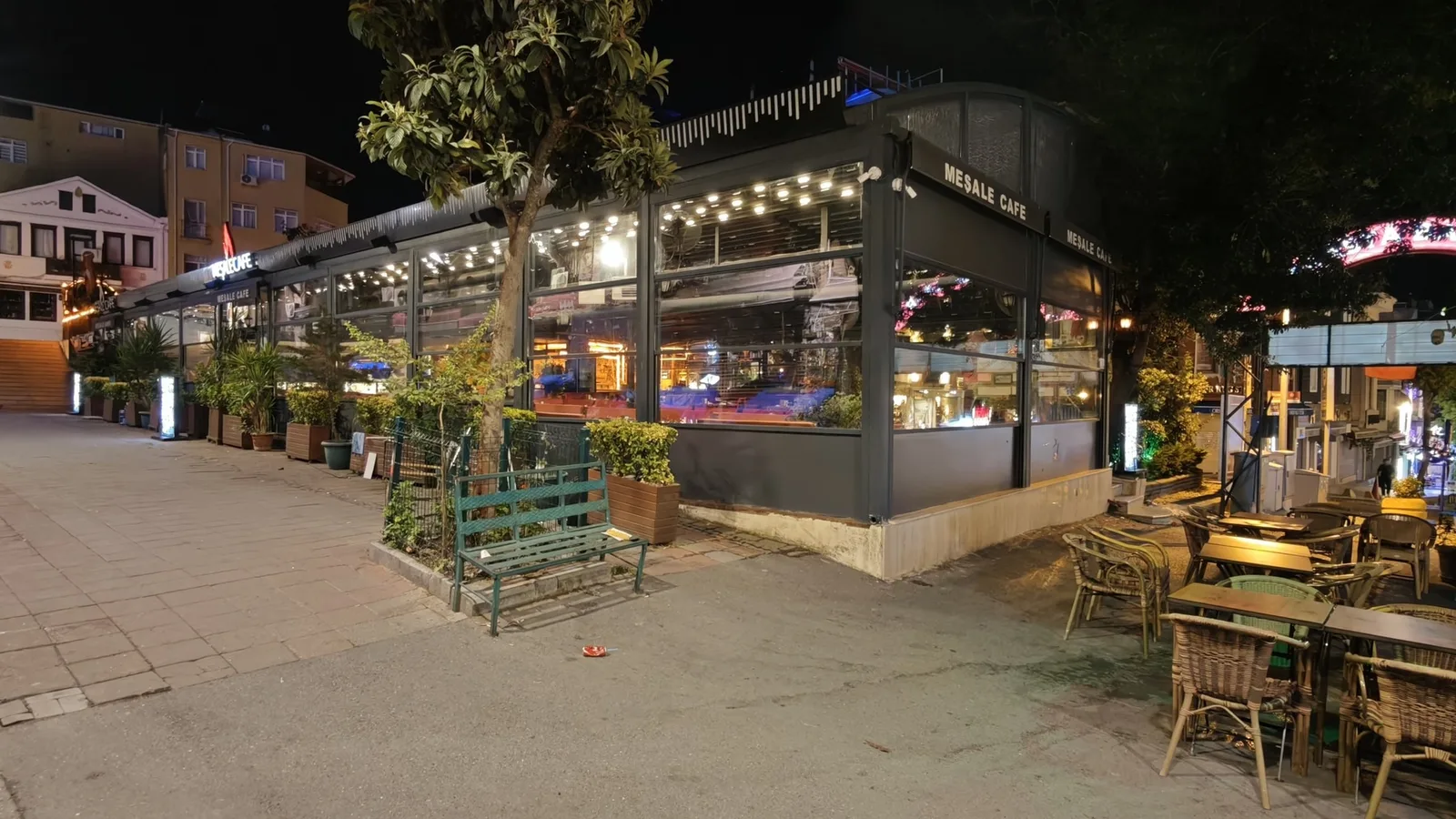 La façade illuminée de Meşale la nuit