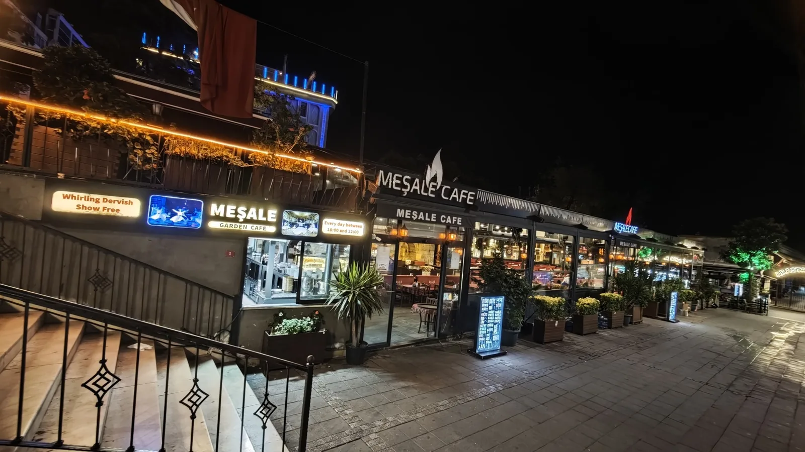 L'enseigne et l'entrée du Meşale Cafe la nuit