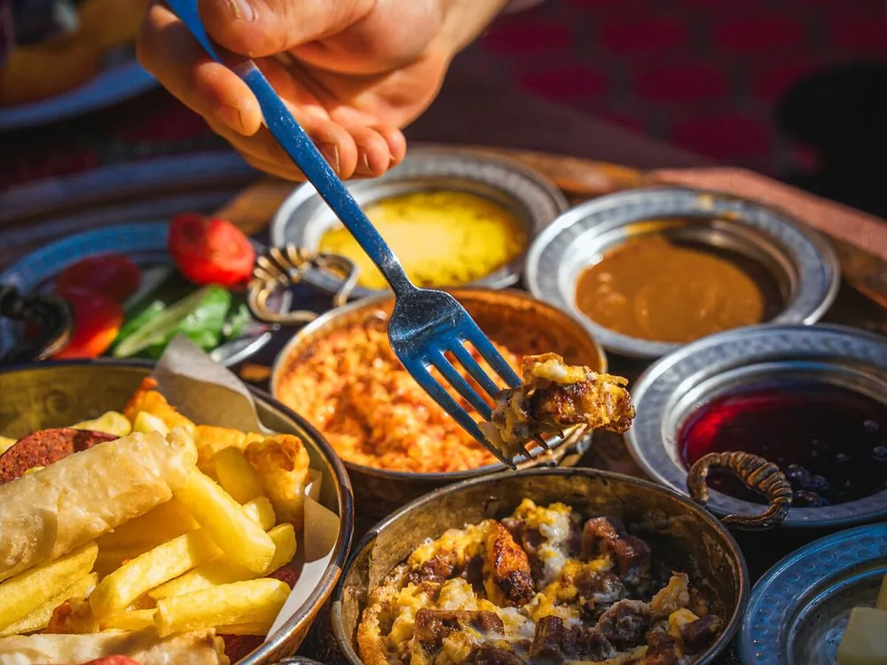 Petit-déjeuner turc servi dans des plats en cuivre