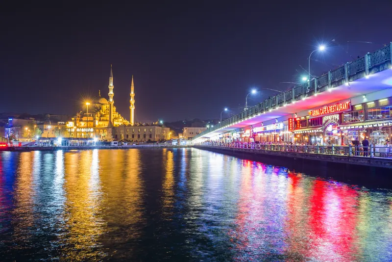 Il Ponte di Galata e la Moschea Nuova illuminata di notte