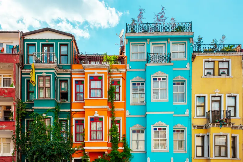 Case colorate una accanto all'altra a Balat